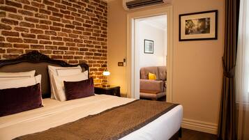 Egyptian cotton sheets, premium bedding, in-room safe, desk