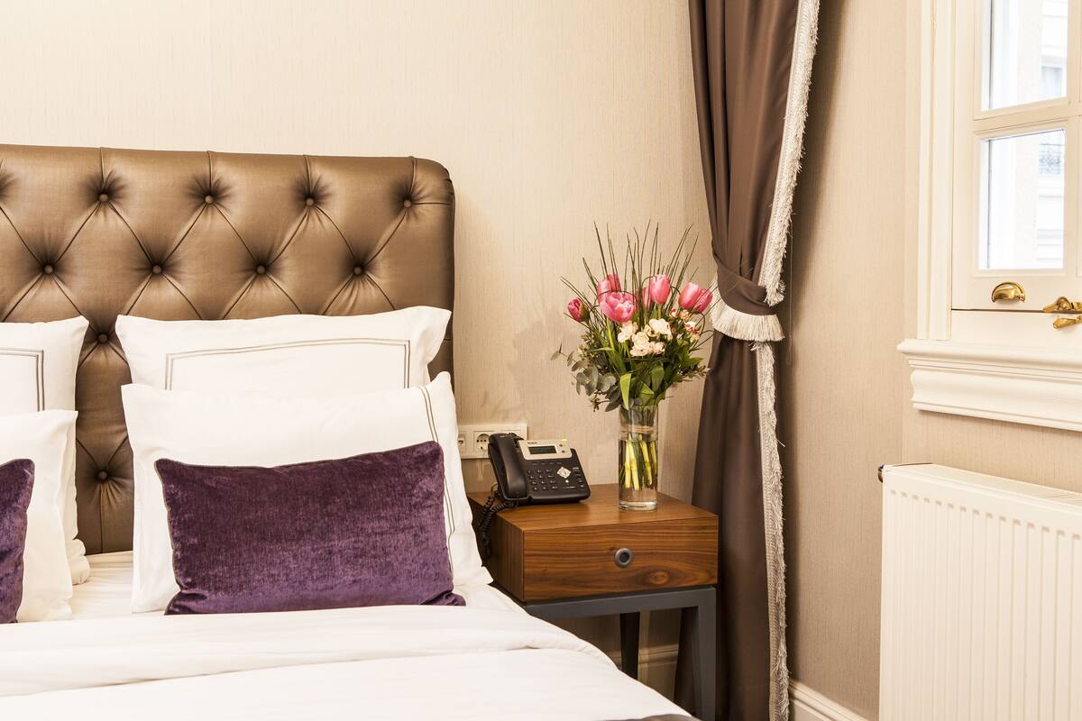 Egyptian cotton sheets, premium bedding, in-room safe, desk