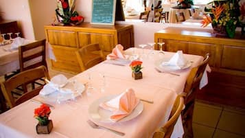 Daily continental breakfast (EUR 11 per person)