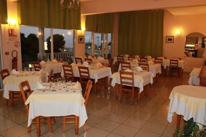 Local and international cuisine - Hotel La Fournaise (Sainte-Rose)