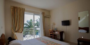 In-room safe, individually decorated, desk, rollaway beds - Hotel La Fournaise (Sainte-Rose)