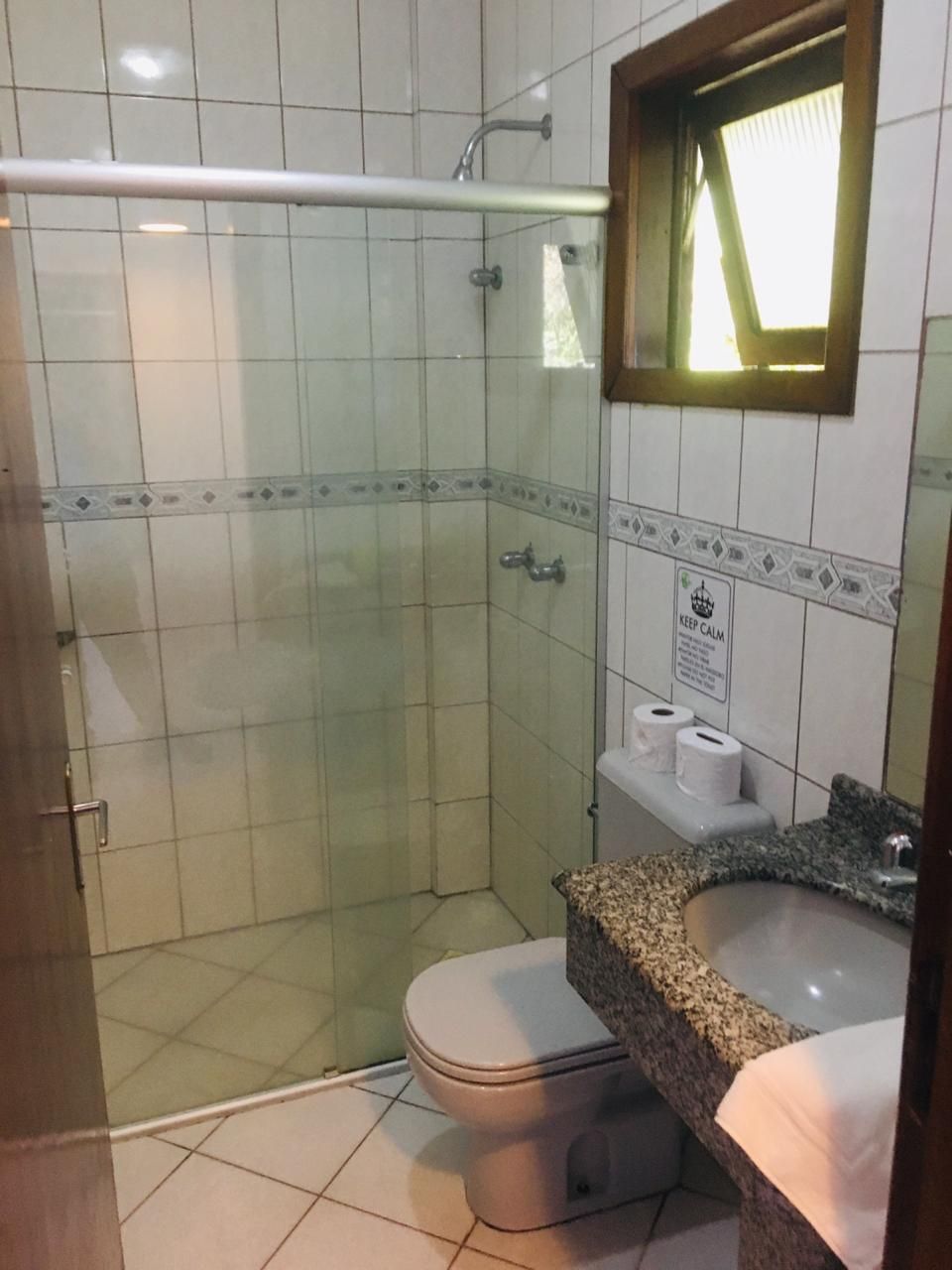 Ein Badezimmer mit Dusche, Toilette und Waschbecken.
