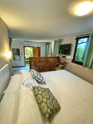 Quarto superior, vista para o jardim | Roupas de cama premium, frigobar, Wi-Fi de cortesia, roupa de cama