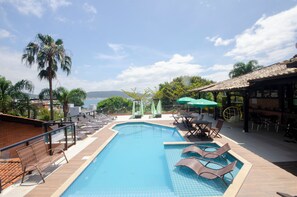 Outdoor pool, pool umbrellas, sun loungers - Pousada Palmeiras (Bombinhas)
