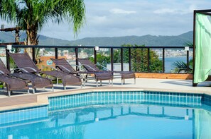 Outdoor pool, pool umbrellas, sun loungers - Pousada Palmeiras (Bombinhas)