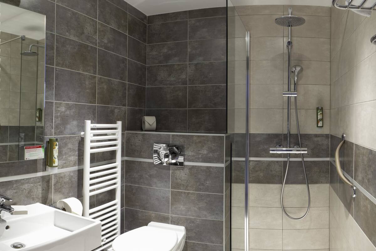 classic twin room | bathroom | rainfall showerhead, free toiletries, hair dryer, towels