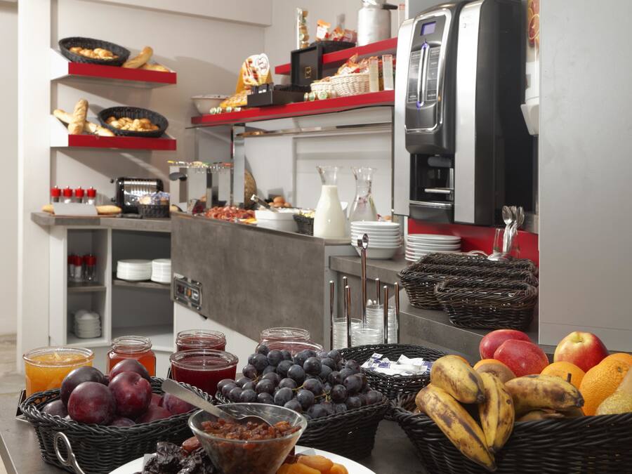 Breakfast, lunch, dinner served; Regional cuisine