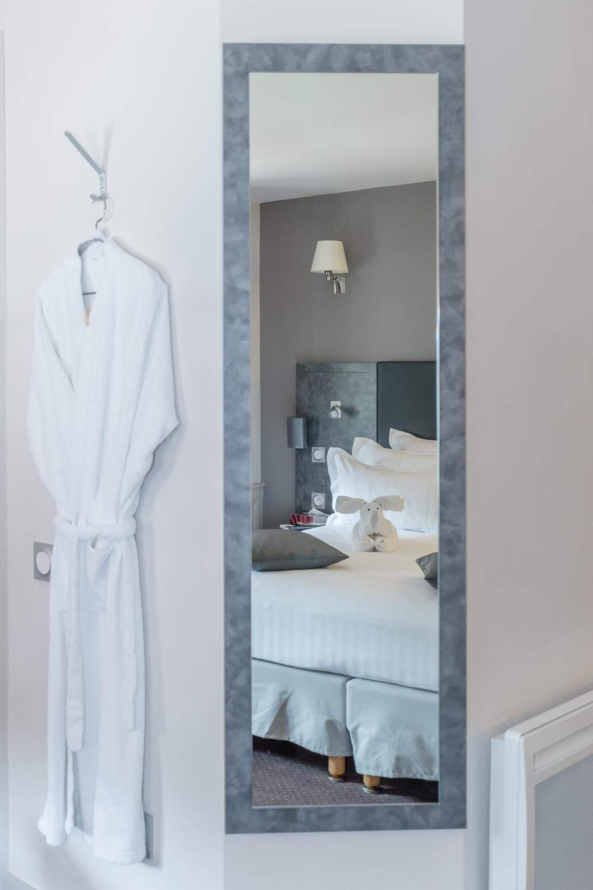 高級寝具、セーフティボックス (室内)、デスク、遮光カーテン