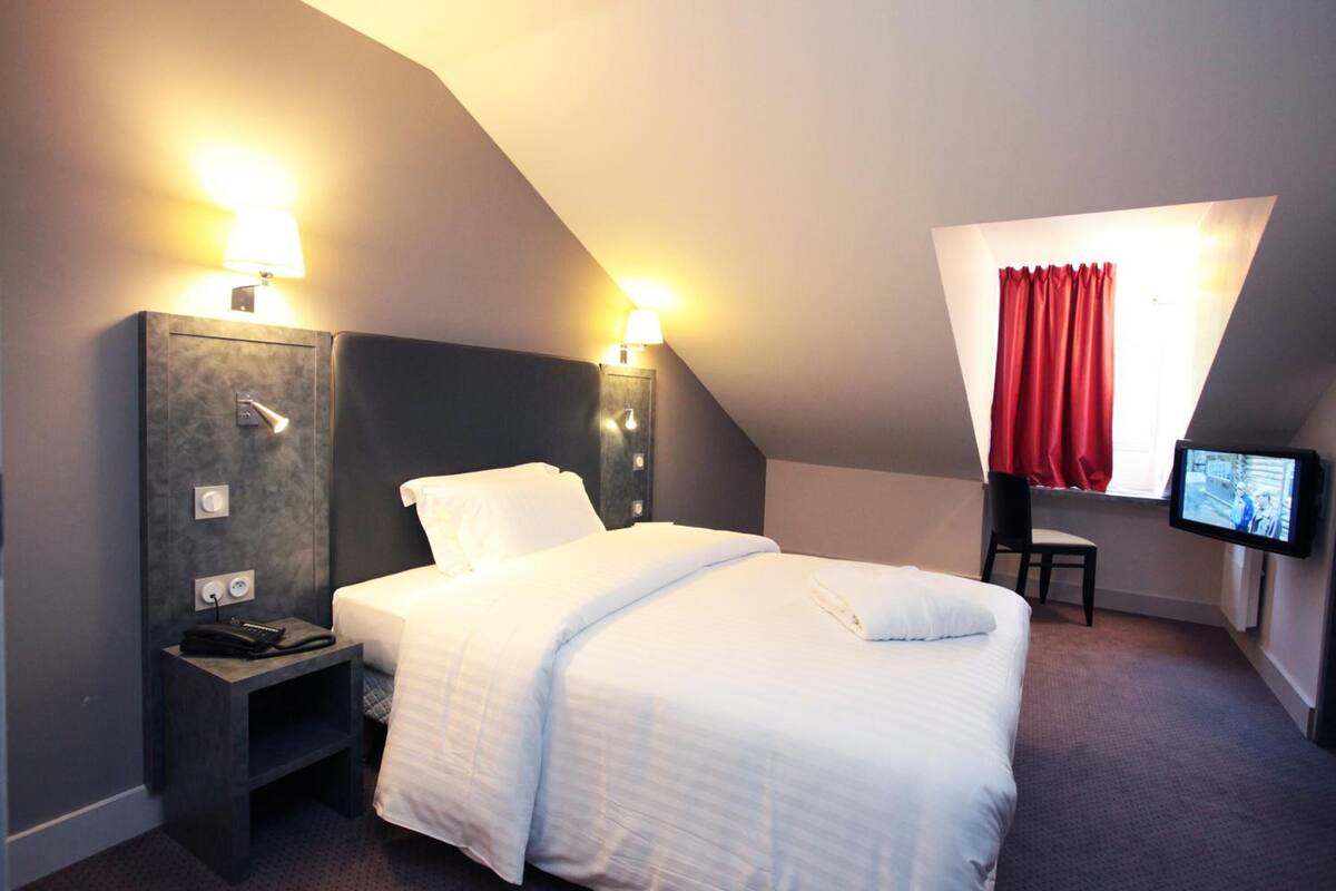 premium bedding, in-room safe, desk, blackout curtains