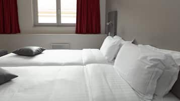 Habitación Confort doble | Ropa de cama de alta calidad, caja fuerte, escritorio y cortinas opacas