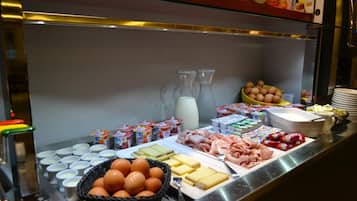 Se sirven desayunos, almuerzos, cenas y cocina regional
