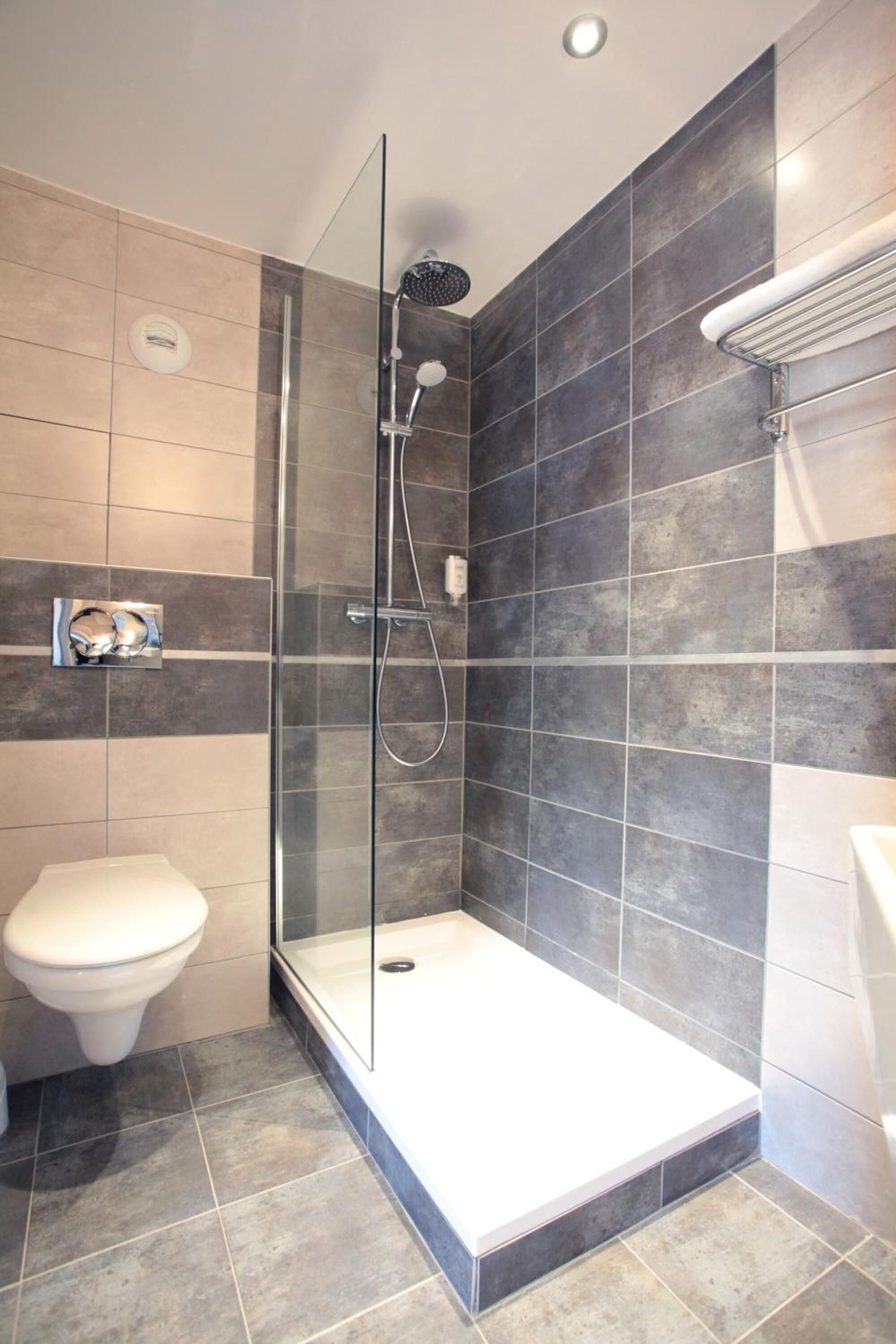 rainfall showerhead, free toiletries, hair dryer, towels