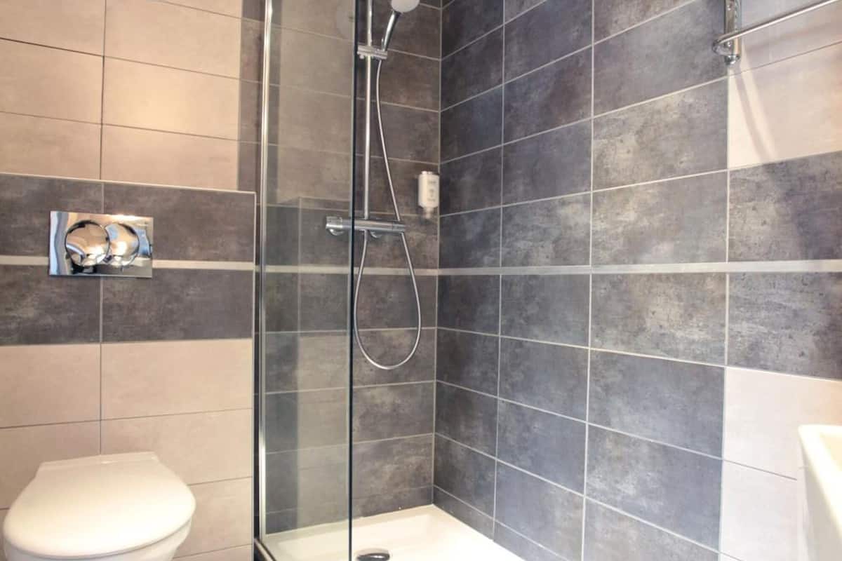 rainfall showerhead, free toiletries, hair dryer, towels