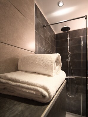 Bathroom shower - La Table de Gustave (Ornans)