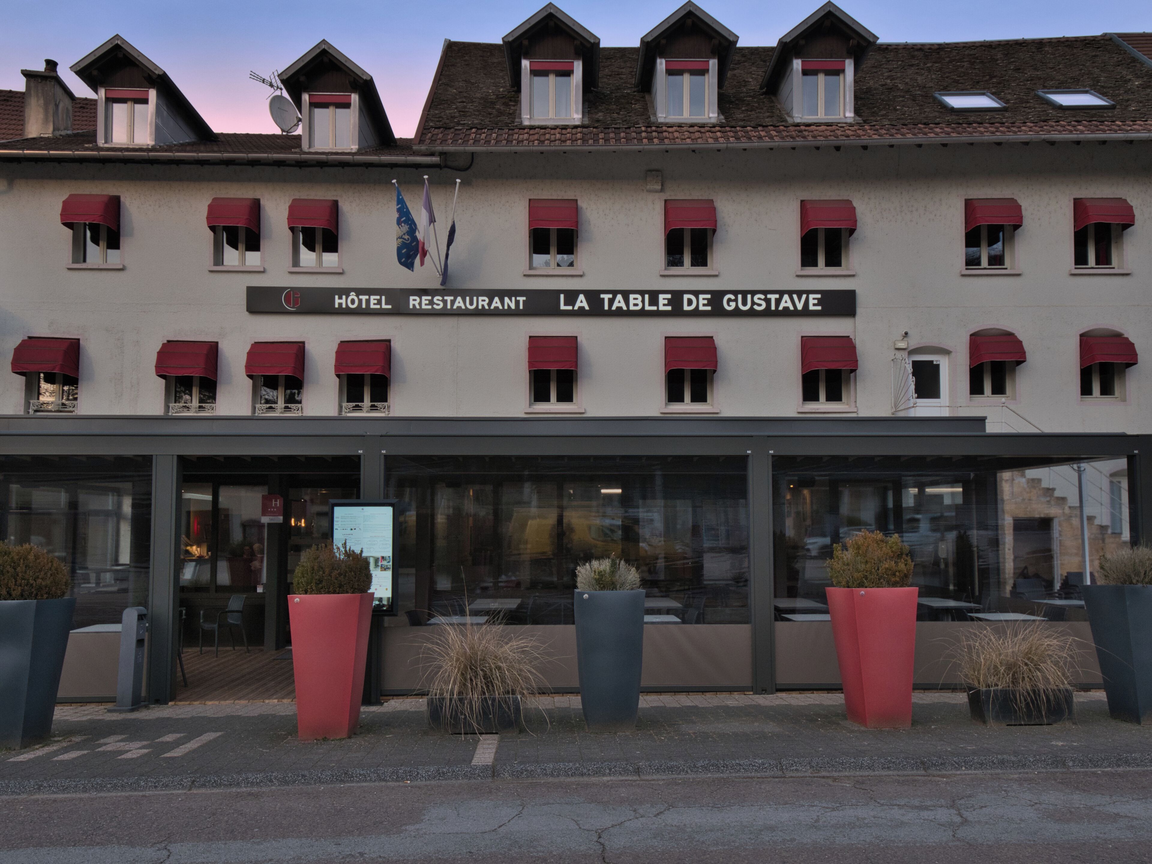 施設の正面 (日没後)