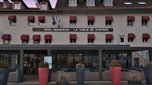 A hotel with a sign reading "HOTEL RESTAURANT LA TABLE DE GUSTAVE". - La Table de Gustave (Ornans)