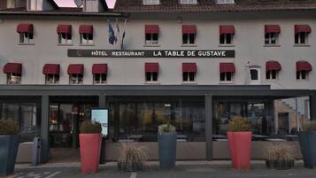 Vista frontal de la propiedad por la tarde o noche