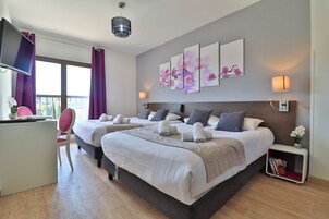 Κλινοσκεπάσματα υψηλής ποιότητας, χρηματοκιβώτιο στο δωμάτιο, γραφείο 