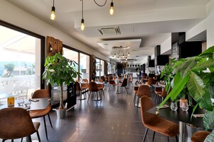 Σερβίρεται πρωινό, μεσημεριανό και βραδινό, με γαλλική κουζίνα 