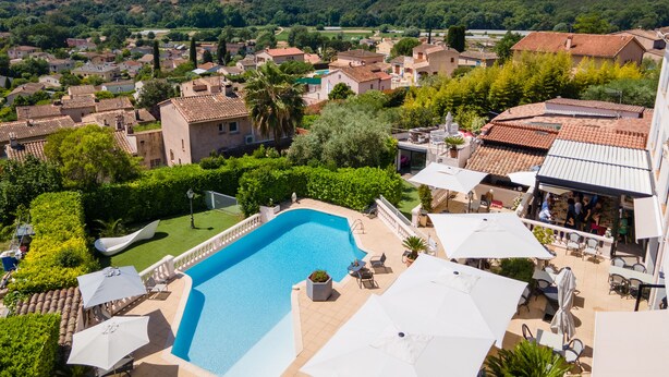 A pool area with a clear view of the surrounding landscape, including houses and hills. - Hotel Perla Riviera (Cagnes-sur-Mer)