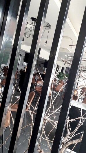 Breakfast, lunch, dinner served; French cuisine  - Hotel Perla Riviera (Cagnes-sur-Mer)