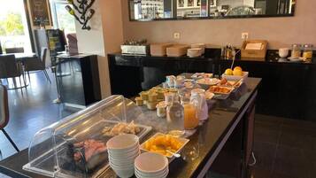 Petit déjeuner buffet servi tous les jours en supplément