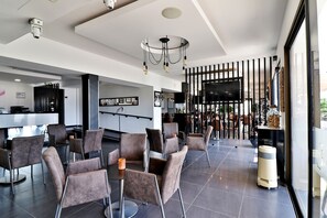 Bar (on property) - Hotel Perla Riviera (Cagnes-sur-Mer)
