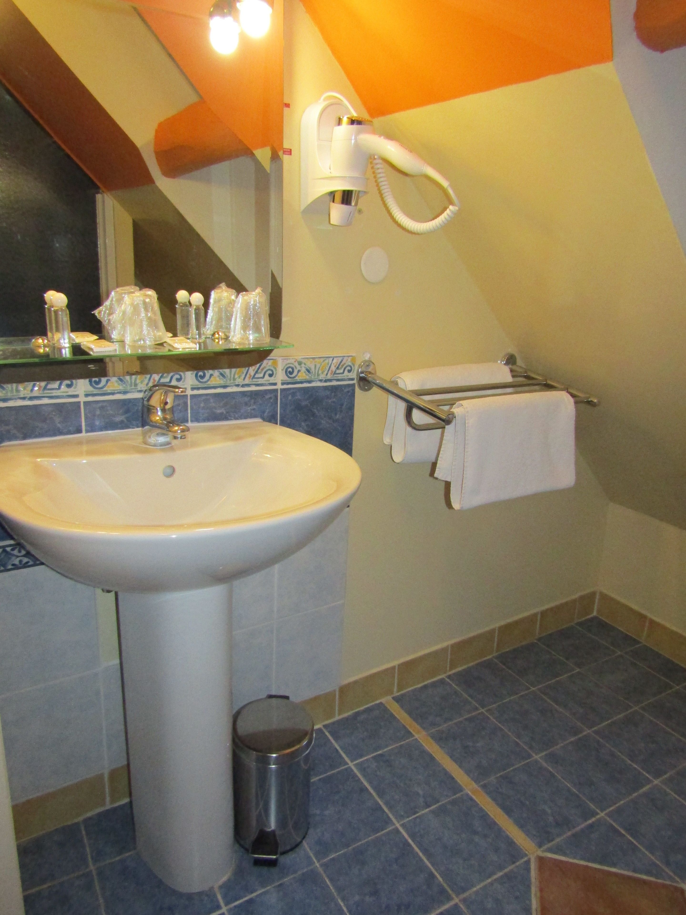 loft, mountain view | bathroom | free toiletries, hair dryer, towels