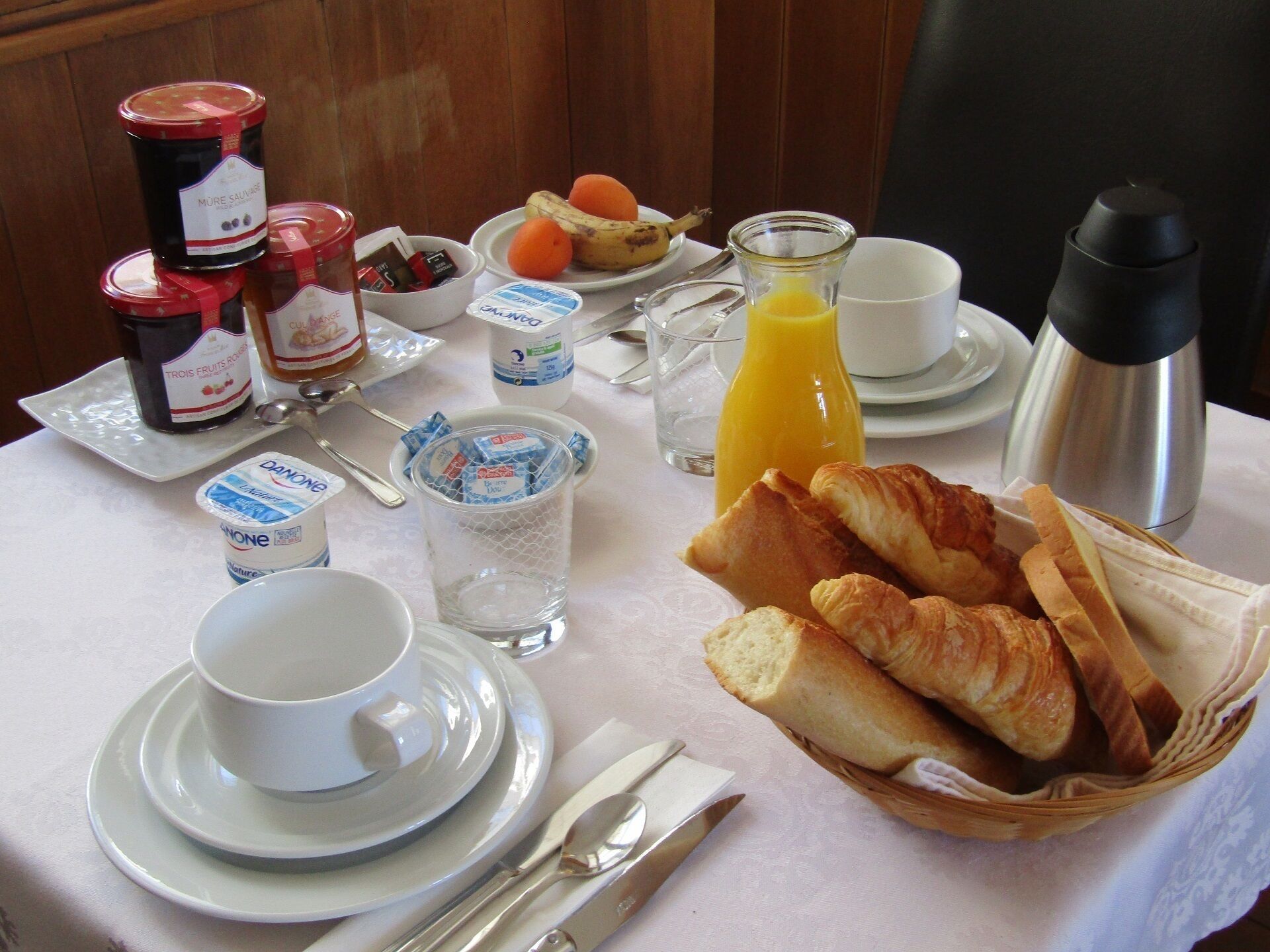 daily continental breakfast (eur 9 per person)
