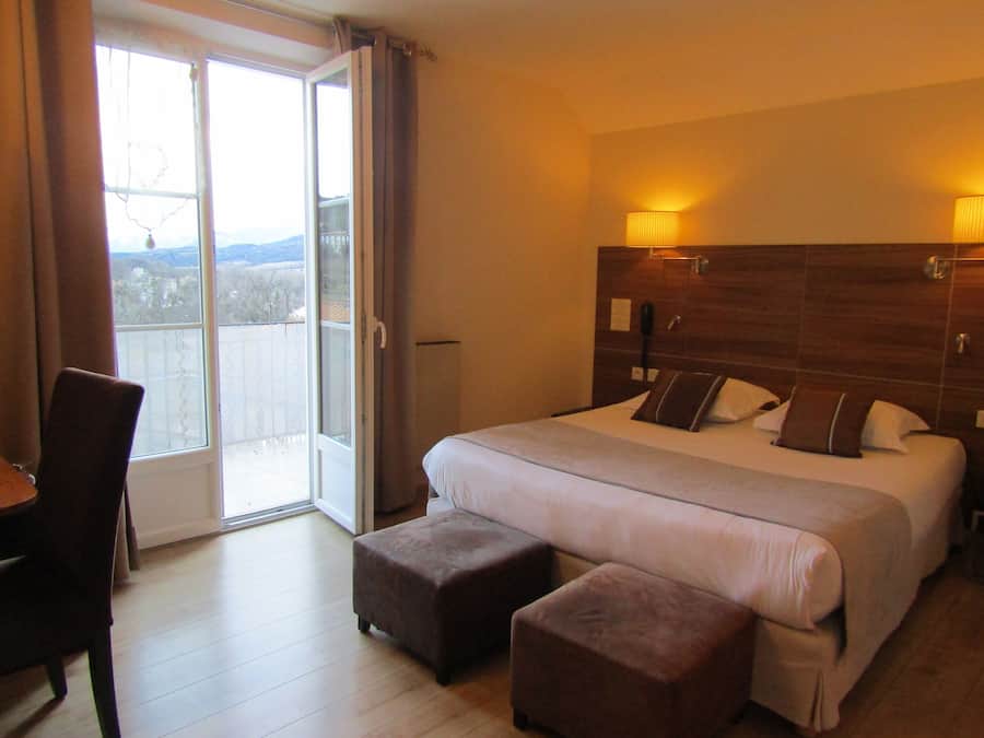 Quarto triplo família, sacada | Roupas de cama premium, frigobar, cofres nos quartos, escrivaninha