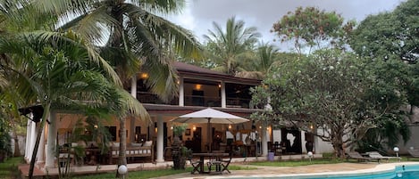 Vista frontal de la propiedad