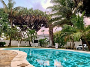 Una piscina al aire libre