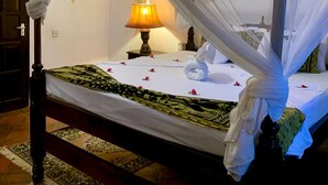 A bed with a canopy, a lamp, and a decorative wall. - Kenyan House Malindi (Malindi)