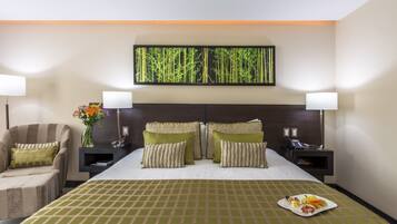 Standard Studio with King Bed | Literie hypoallergénique, couette en duvet d'oie, minibar