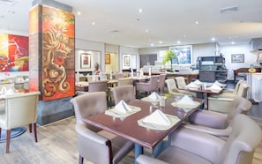 2 quầy bar/khu lounge, quầy bar bên hồ bơi 