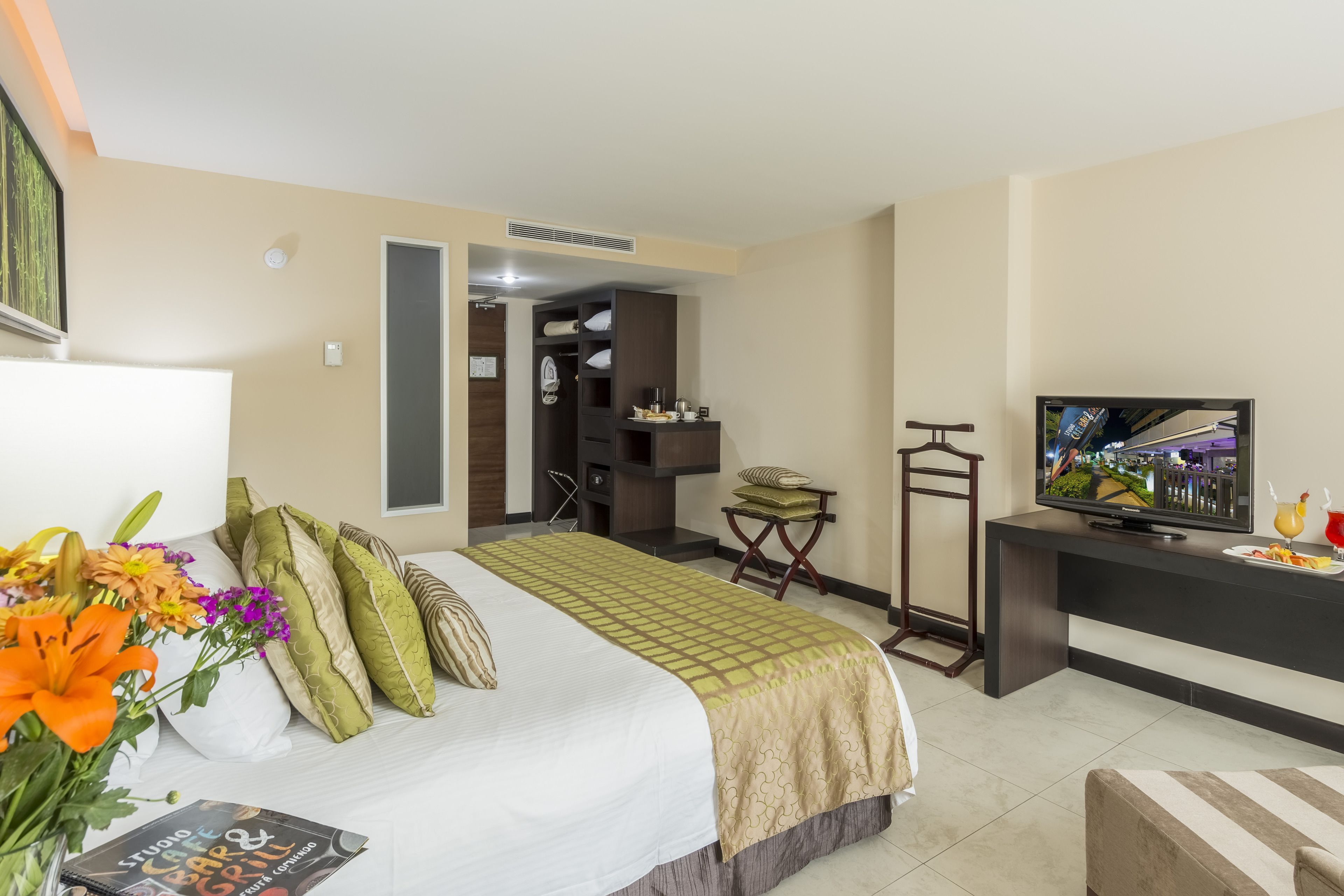 Une chambre d’hôtel équipée d’un lit, d’une télévision, d’un bureau et d’un coin repas.