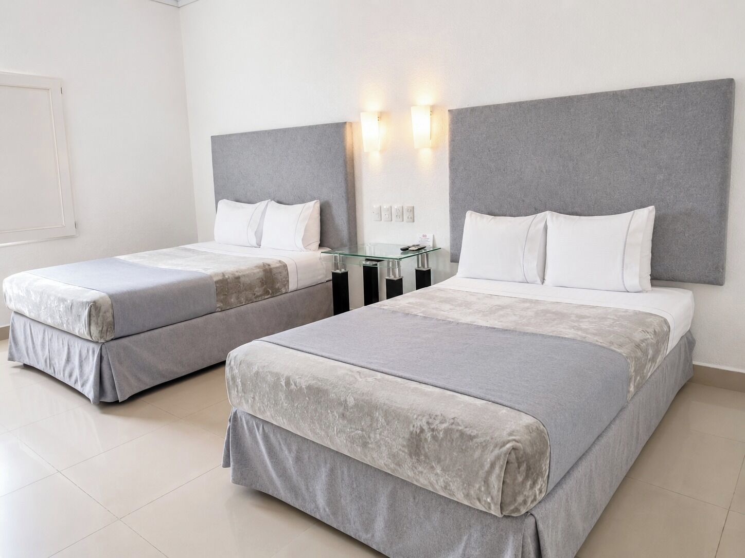 Quarto standard, 2 camas de casal | Wi-Fi de cortesia, despertadores, roupa de cama