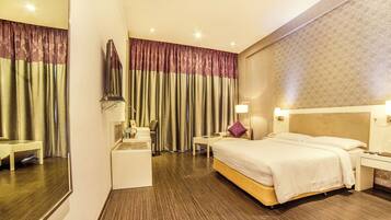 Elite Room | Minibar, in-room safe, desk, blackout curtains
