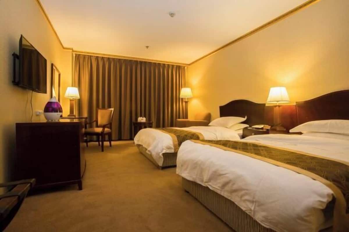 Minibar, in-room safe, alarm clocks