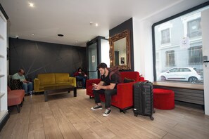 Living area - Enjoy Hostel (Paris)