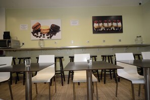 Dining room - Enjoy Hostel (Paris)