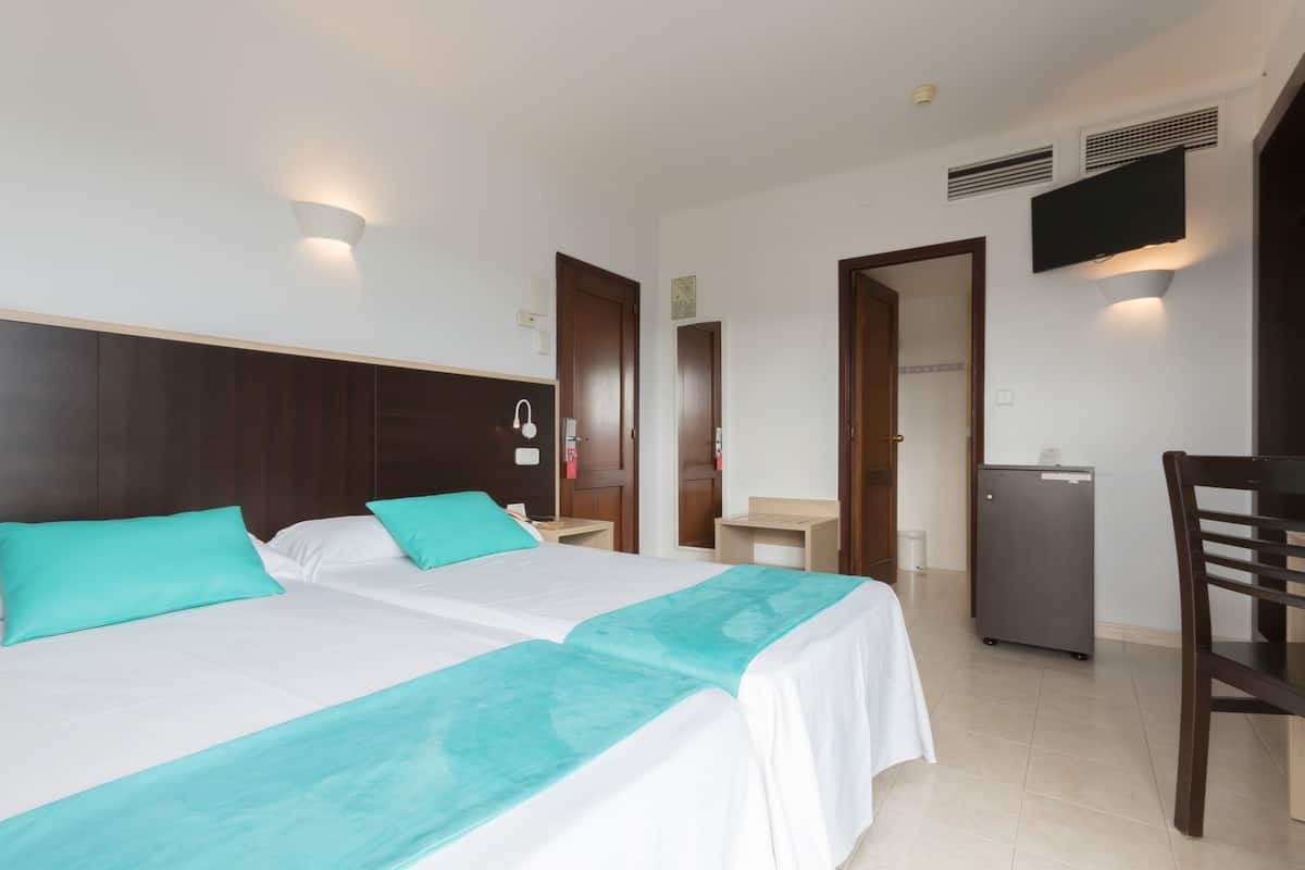 Phòng đôi phong cách cổ điển, ban công (You & Me) | 1 phòng ngủ, minibar, két bảo mật tại phòng, bàn