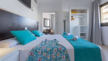 Habitación cuádruple familiar, balcón (Happy Tribe) | Minibar, caja de seguridad en la habitación y escritorio