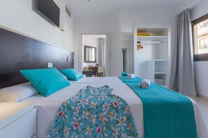 家庭四人房, 阳台 (Happy Tribe) | 迷你吧、客房内保险箱、办公桌、笔记本电脑工作区