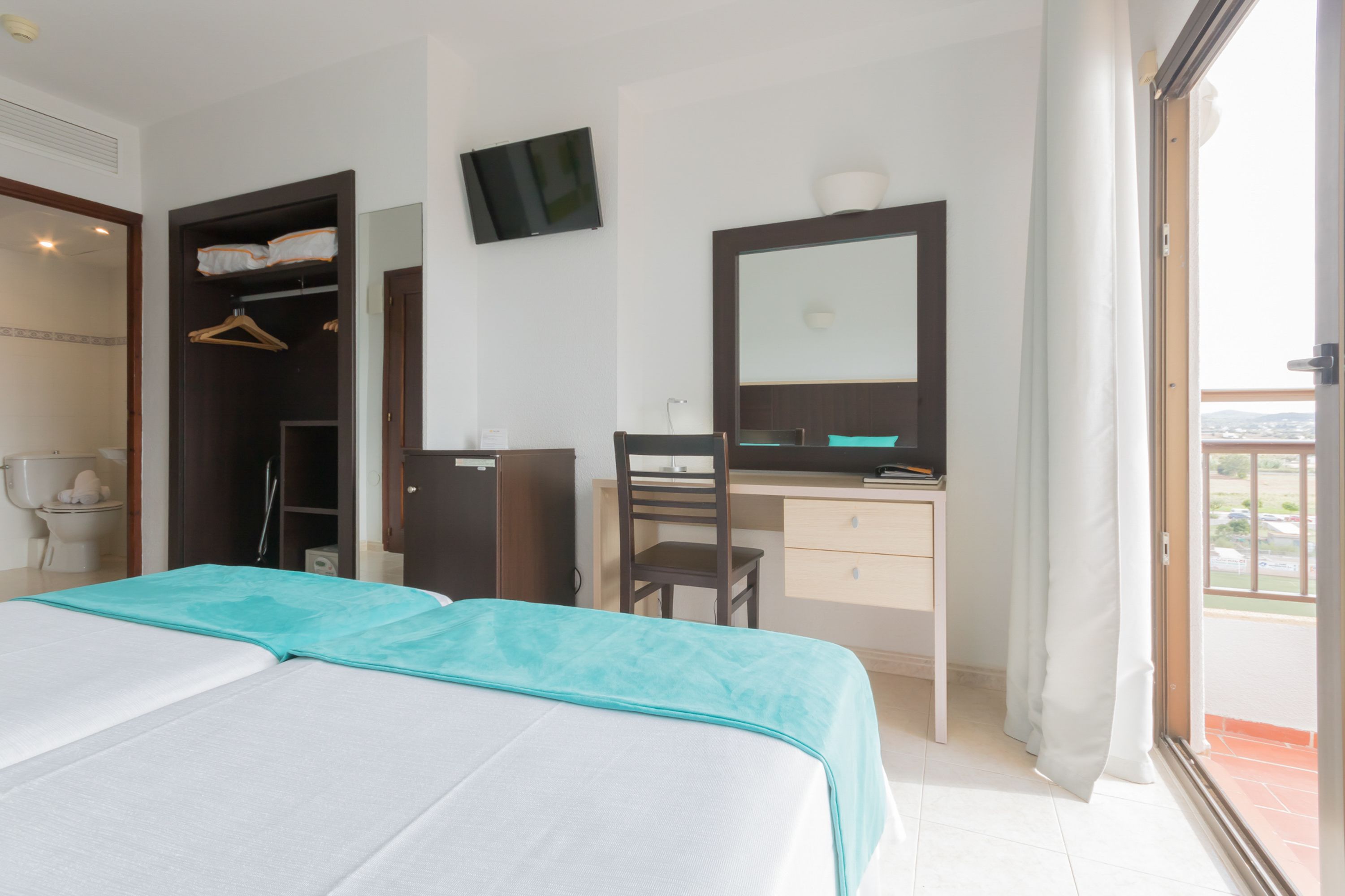 classic double room, balcony (you & me) | 1 bedroom, minibar, in-room safe, desk