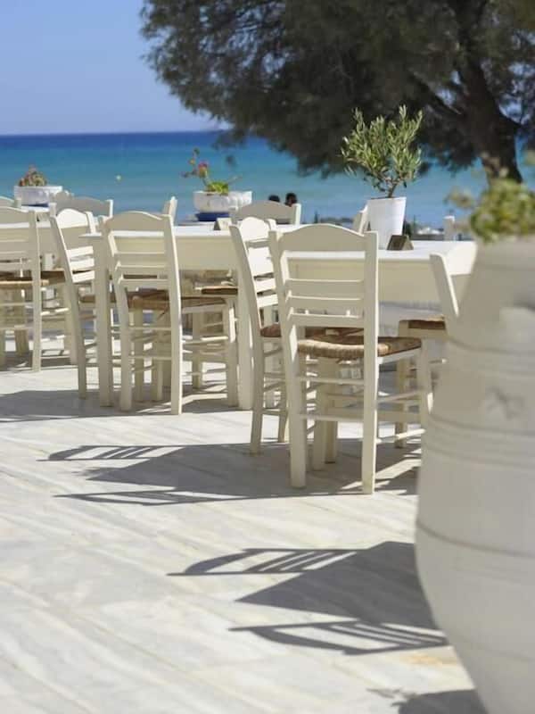 Aperto a colazione e pranzo, cucina greca, con vista sulla spiaggia