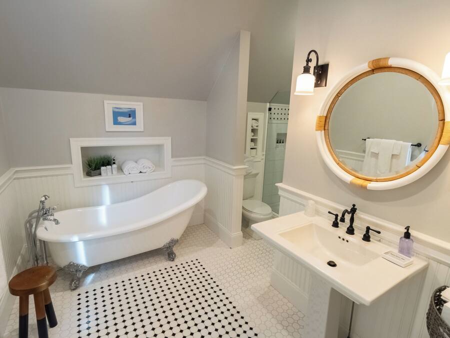 Room 10 | Bathroom | Shower, free toiletries, hair dryer, towels