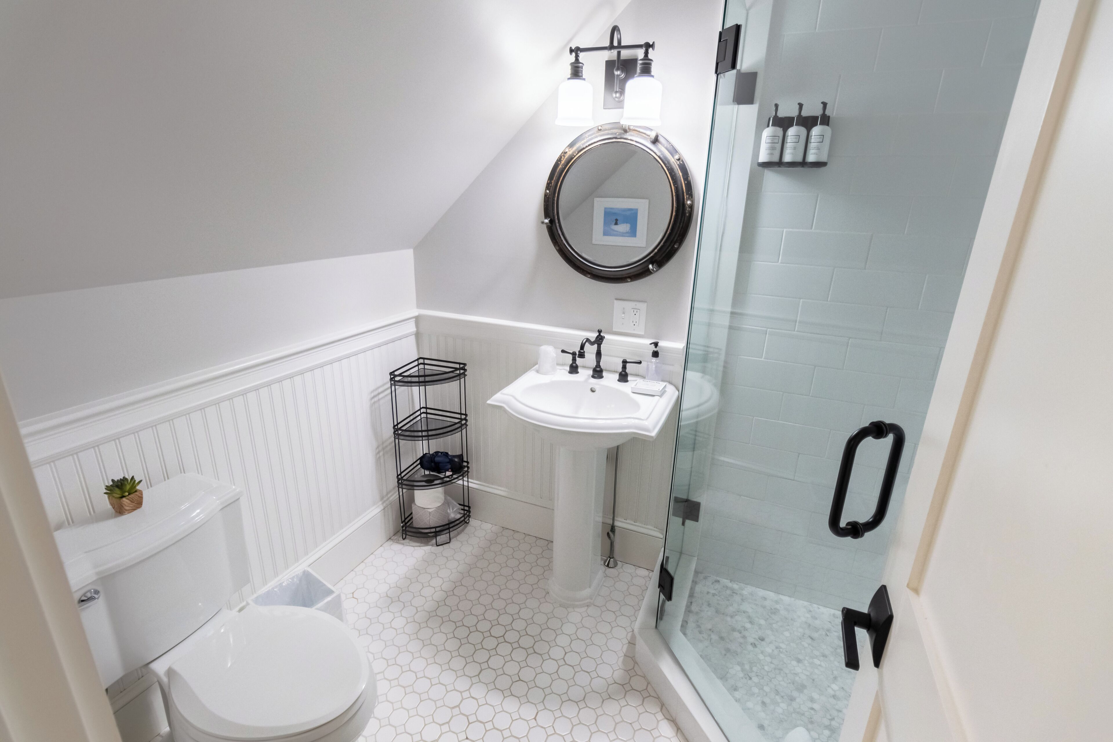 Une salle de bain avec des toilettes, un lavabo et une douche.