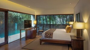 Een moderne hotelkamer met een groot bed, bedlampen, een bureau en een televisie.