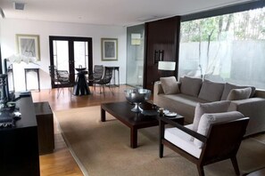 Internet, alarm clocks - Kayumanis Nanjing Private Villa & Spa (Nanjing)